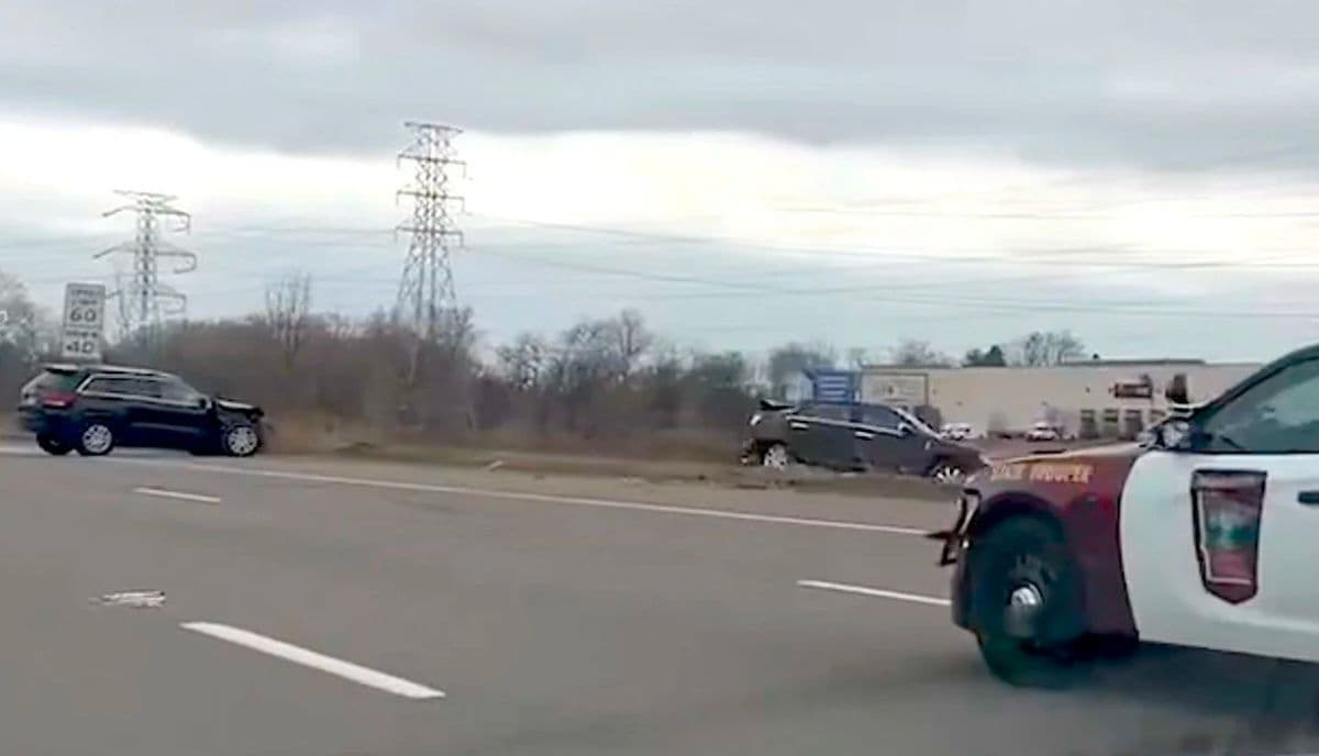 2 Hurt After Driver Hits Stall on Interstate Shoulder